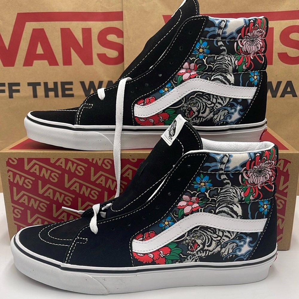 Vans Men’s High-Top Sneakers Sk8-Hi
Tiger Floral Multi/True White
VN000BW76GL - Picture 2 of 16